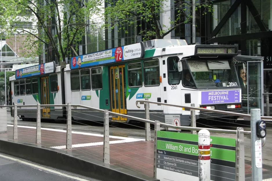 Melbourne sporvognslinje 86) med ledvogn 2061 på Williams Street/Bourke Street (2011)