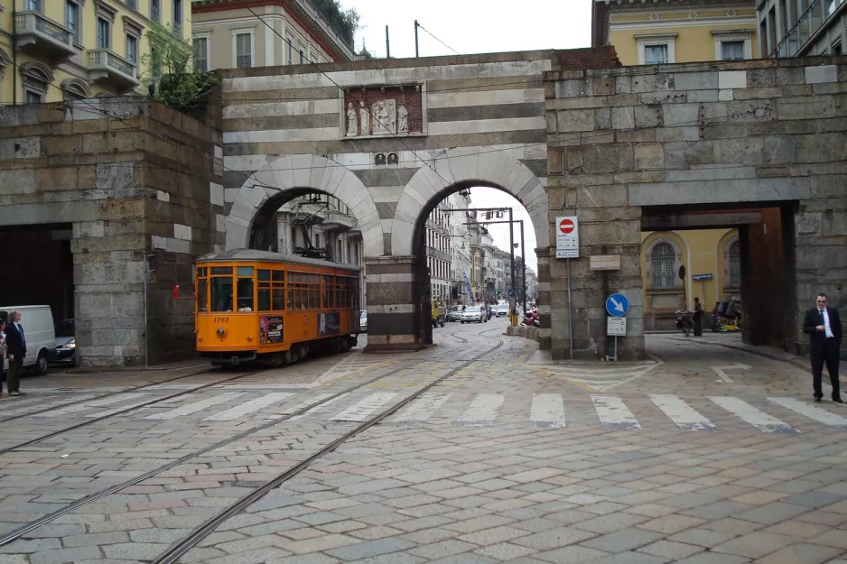 Milano sporvognslinje 1 med motorvogn 1787 nær Archi de Porta Nuova (2009)
