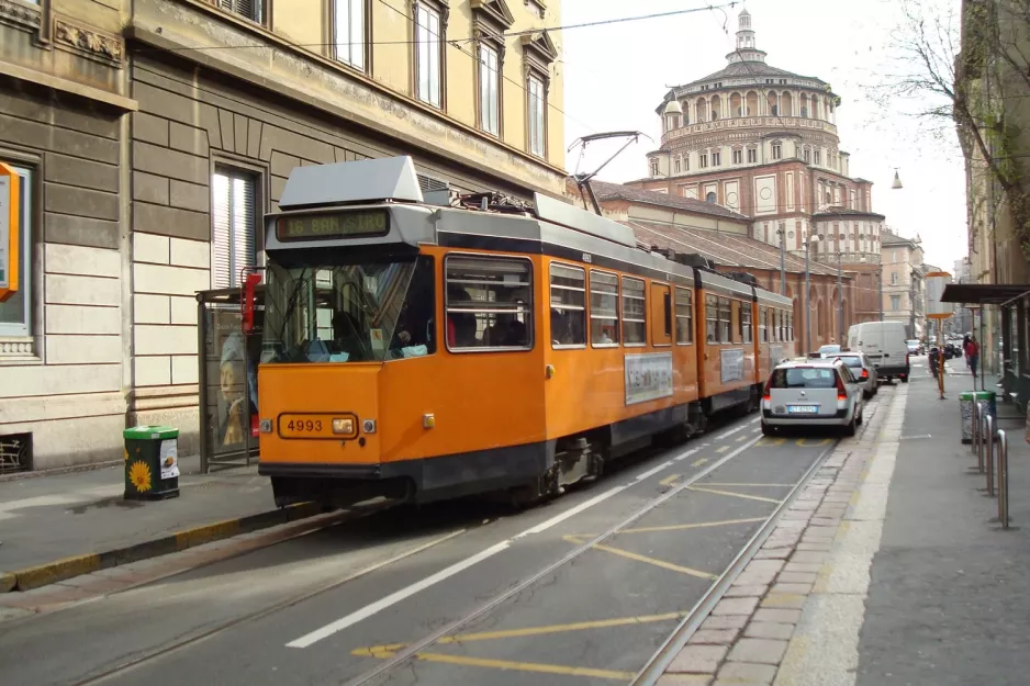 Milano sporvognslinje 16 med ledvogn 4993 på S. Maria delle Grazie (2009)