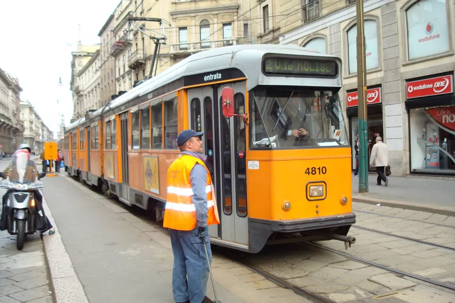 Milano sporvognslinje 2 med ledvogn 4812 på Via Orefici (2009)