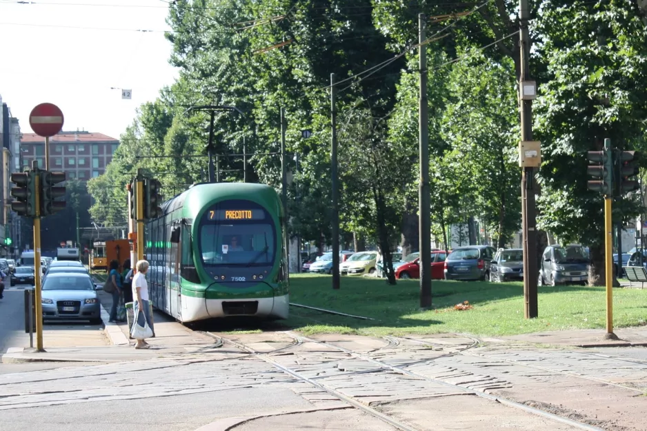 Milano sporvognslinje 7 med lavgulvsledvogn 7502 på Corso Sempione (2009)