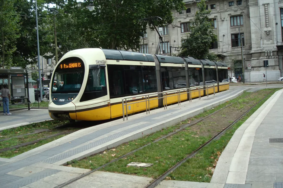 Milano sporvognslinje 9 med lavgulvsledvogn 7606 ved Centrale (2016)