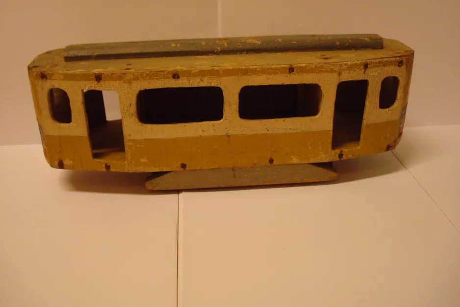 Modelsporvogn:  Siden af en træ legetøjssporvogn, fra København. LINIE 14 (1933)