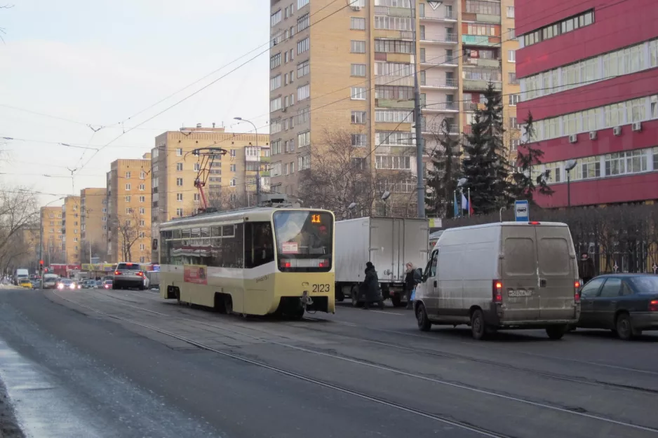 Moskva sporvognslinje 11 med motorvogn 2123 på Borisa Galashkina (Borisa Galushkina St) (2012)