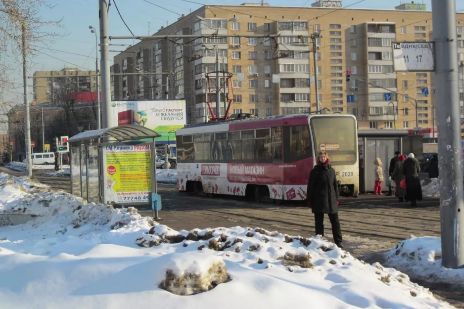 Moskva sporvognslinje 17 med motorvogn 2020 ved Yaroslavskaya St (2012)