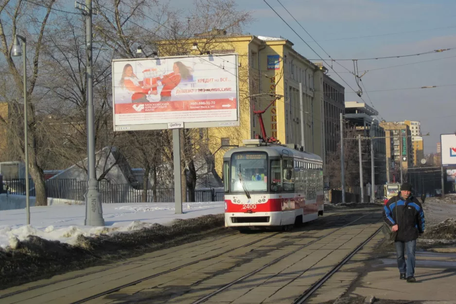 Moskva sporvognslinje 17 med motorvogn 2400 på Prospekt Mira (2012)