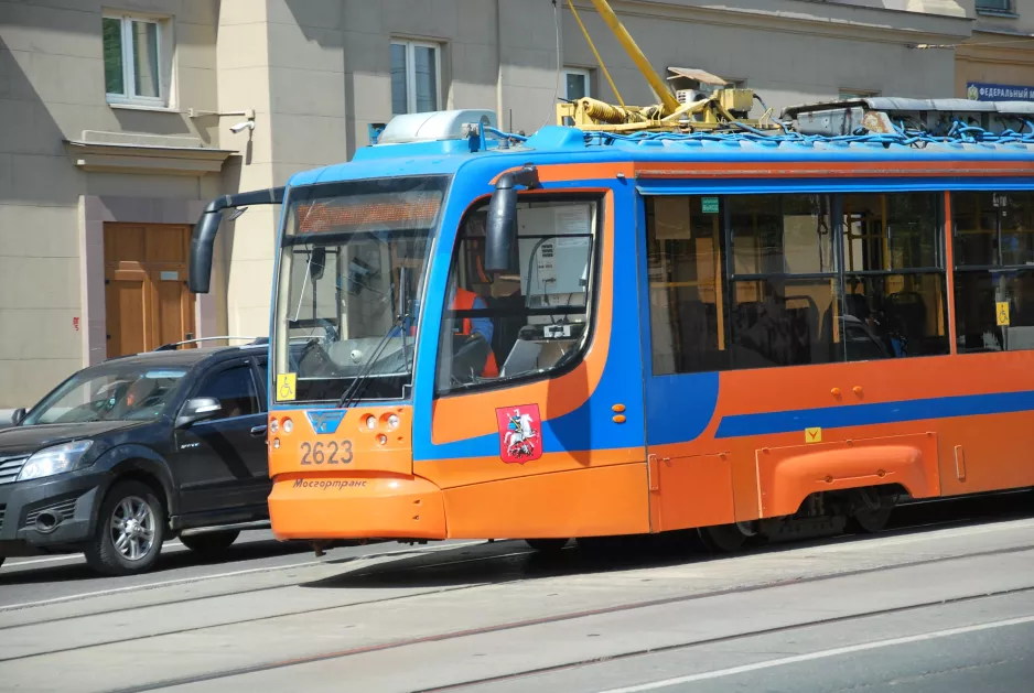 Moskva sporvognslinje 37 med motorvogn 2623 på Kalanchevskaya Ulitsa (2018)