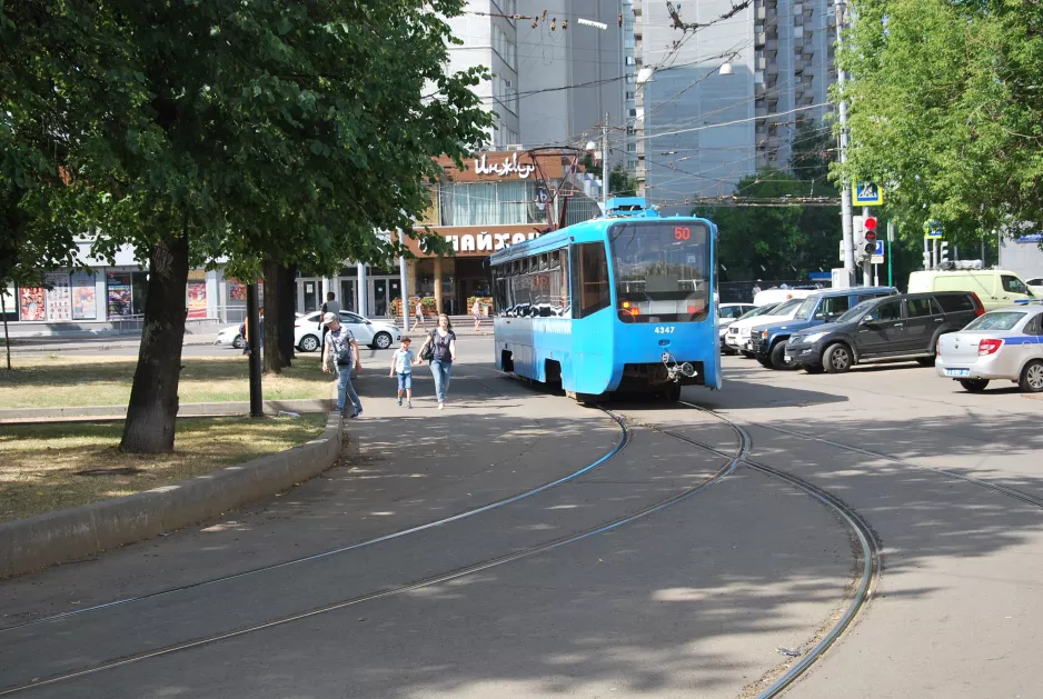 Moskva sporvognslinje 50 med motorvogn 4347 ved Kałanczowskaja ulica (2018)