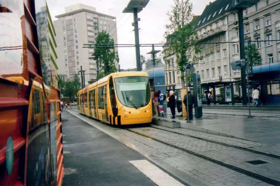 Mulhouse sporvognslinje Tram 2 med lavgulvsledvogn 2015 ved Porte Jeune (2007)