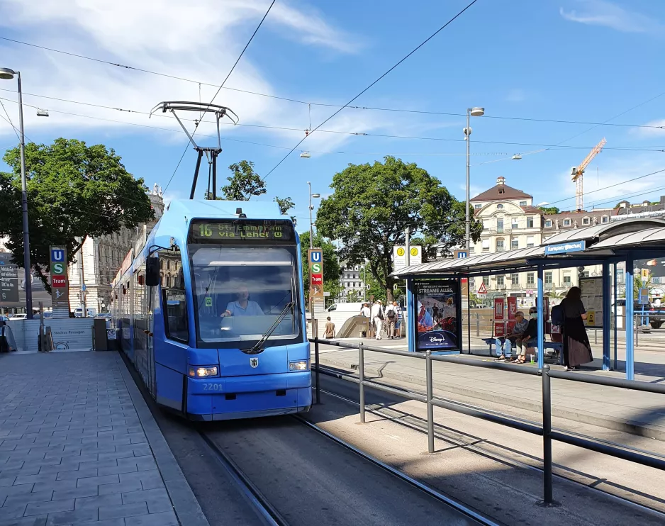 München sporvognslinje 16 med lavgulvsledvogn 2201 ved Karlsplatz (Stachus) (2020)