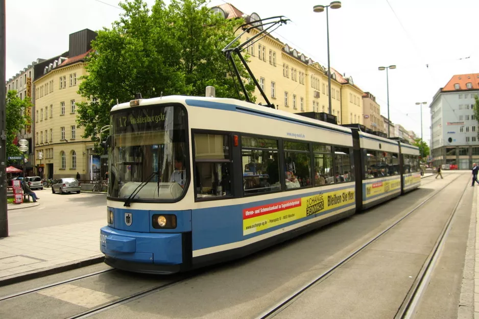München sporvognslinje 17 med lavgulvsledvogn 2105 ved Hauptbahnhof (2009)