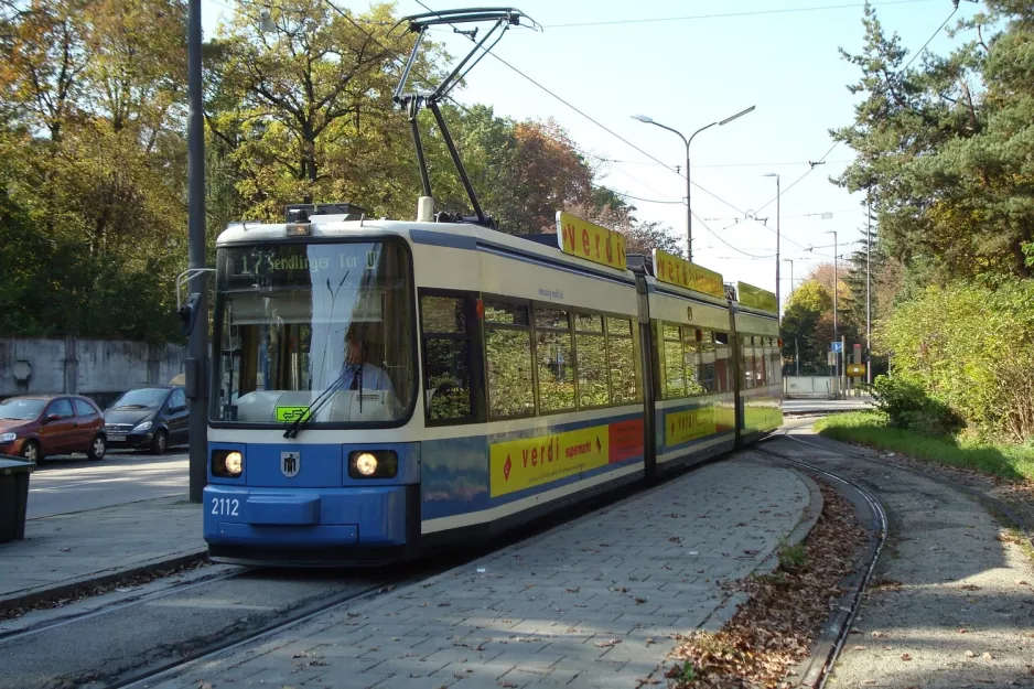 München sporvognslinje 17 med lavgulvsledvogn 2112 ved Amalienburgstraße (2007)