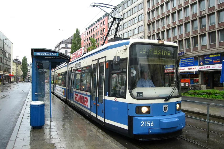 München sporvognslinje 19 med lavgulvsledvogn 2156 ved Hauptbahnhof (Süd) (2010)