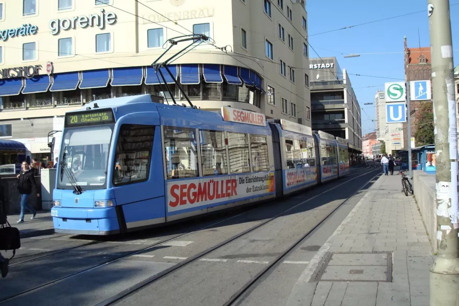 München sporvognslinje 20 med lavgulvsledvogn 2212 ved Karlsplatz (Stachus) (2007)