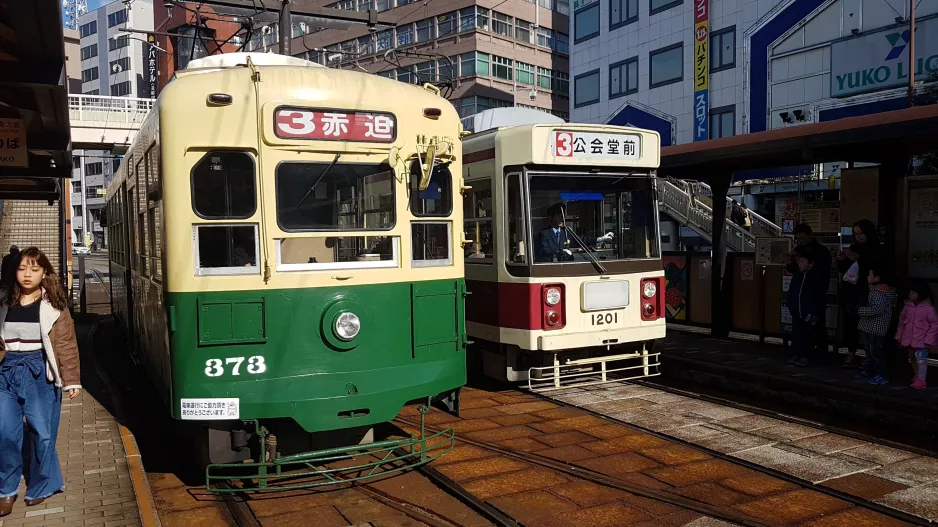 Nagasaki sporvognslinje 3 med motorvogn 373 ved Nagasaki Eki-Mao (2017)