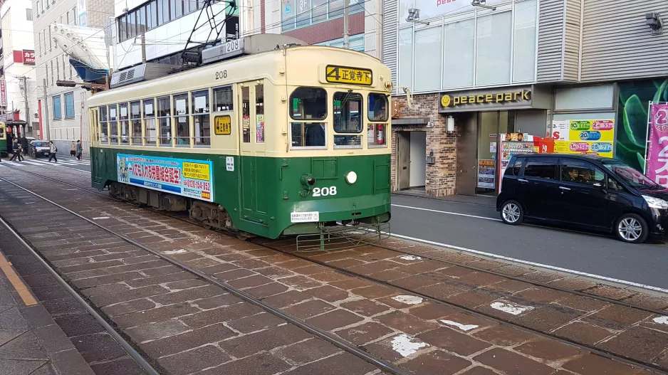 Nagasaki sporvognslinje 4 med motorvogn 208 på Tsukimachi Dori (2017)