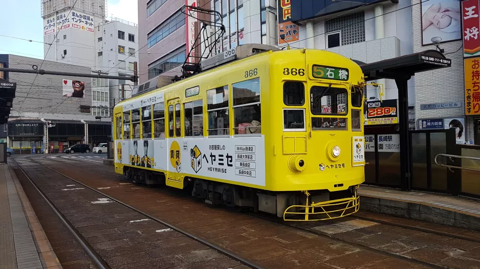 Nagasaki sporvognslinje 5 med motorvogn 366 ved Nishihamano-Machi (2017)