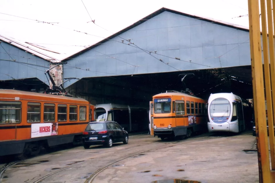 Napoli motorvogn 990 inde i remisen San Giovanni a Teduccio (2005)
