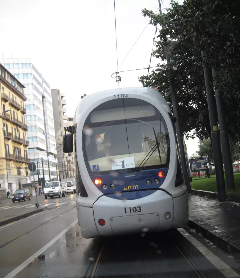 Napoli sporvognslinje 1 med lavgulvsledvogn 1103 nær Vespucci - Garibaldi (2014)