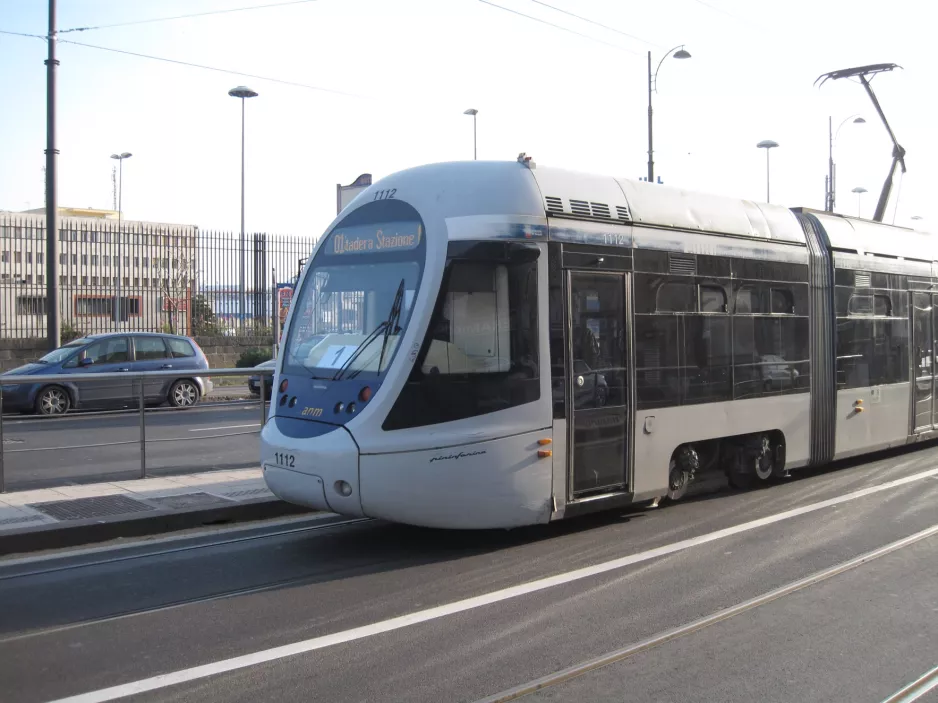 Napoli sporvognslinje 1 med lavgulvsledvogn 1112 på Via Amerigo Vecpucci (2014)