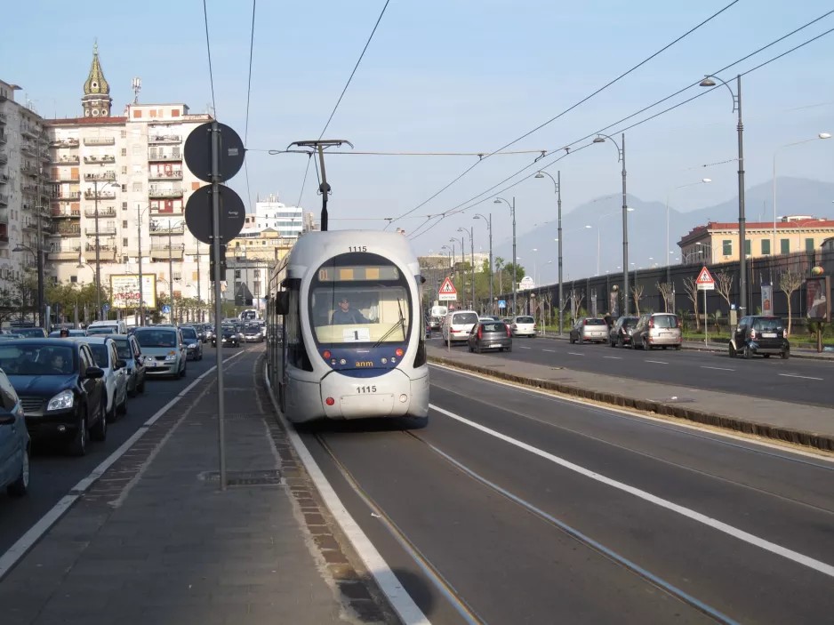 Napoli sporvognslinje 1 med lavgulvsledvogn 1115 tæt på Vespucci - Garibaldi (2014)