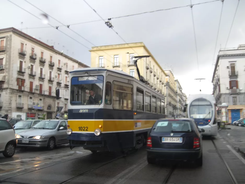 Napoli sporvognslinje 2 med motorvogn 1022 på Corso Giuseppe Garribaldi (2014)