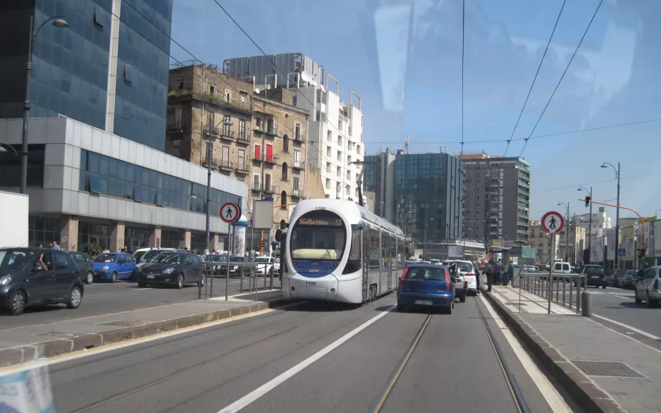 Napoli sporvognslinje 4 med lavgulvsledvogn 1102 på Via Nuova Marina (2014)