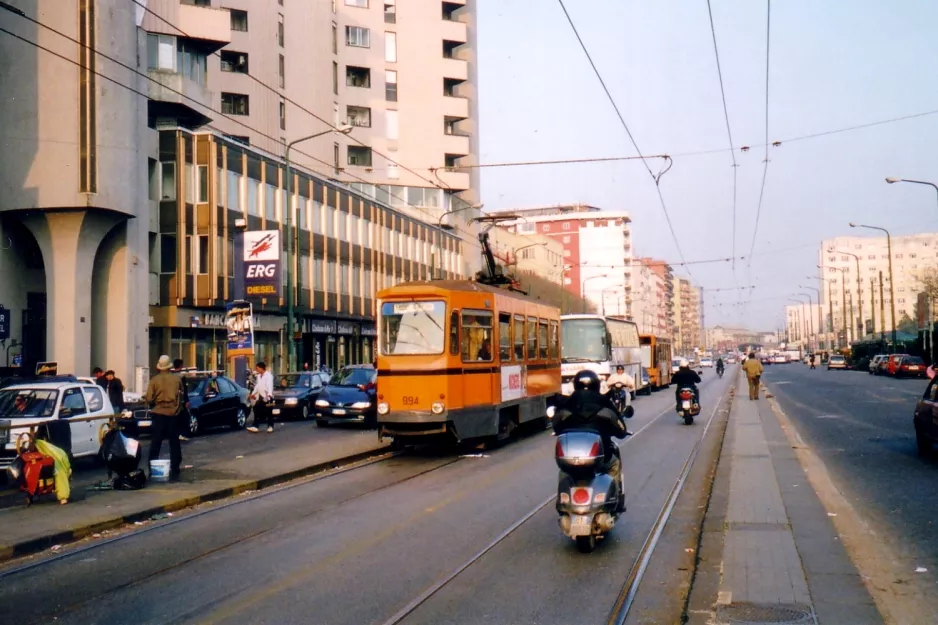 Napoli sporvognslinje 4 med motorvogn 994 på Via Amerigo Vecpucci (2005)