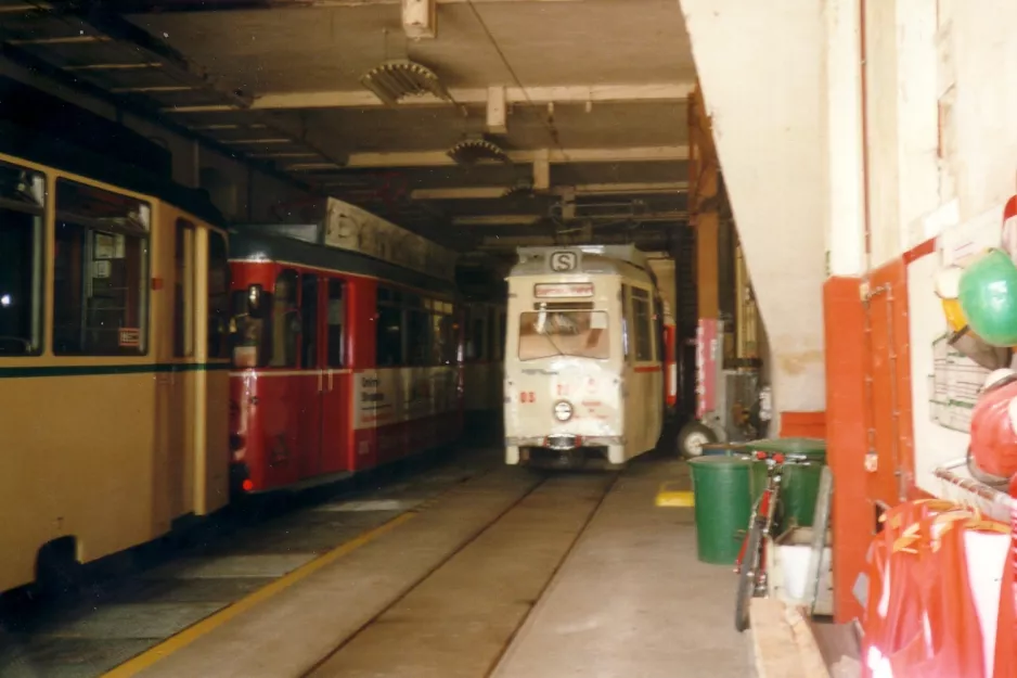 Naumburg (Saale) motorvogn 23 inde i remisen Naumburger Straßenbahn (Heinrich-von-Stephan-Platz) (2001)