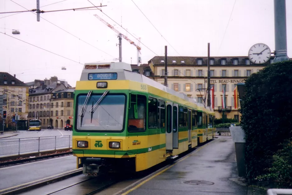 Neuchâtel regionallinje 215 med bivogn 553 ved Place Pury (2006)