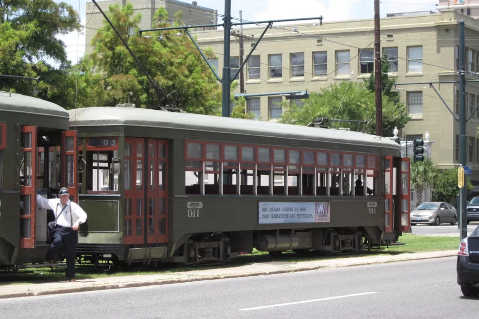 New Orleans linje 12 St. Charles Streetcar med motorvogn 911 på Howard Avenue (2010)