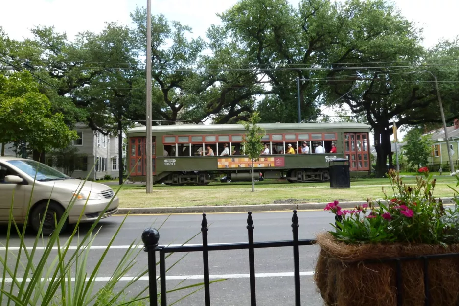 New Orleans linje 12 St. Charles Streetcar med motorvogn 920 ved S Carrollton / Spruce (2010)