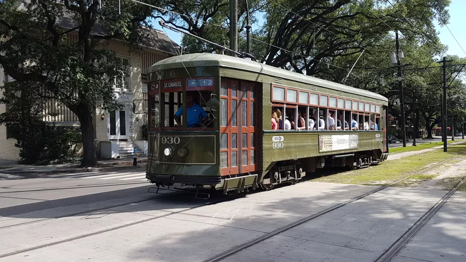 New Orleans linje 12 St. Charles Streetcar med motorvogn 930 på Saint Charles Avenue (2018)
