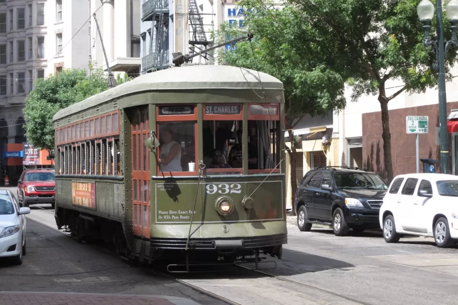 New Orleans linje 12 St. Charles Streetcar med motorvogn 932 nær St Charles / Common (2010)