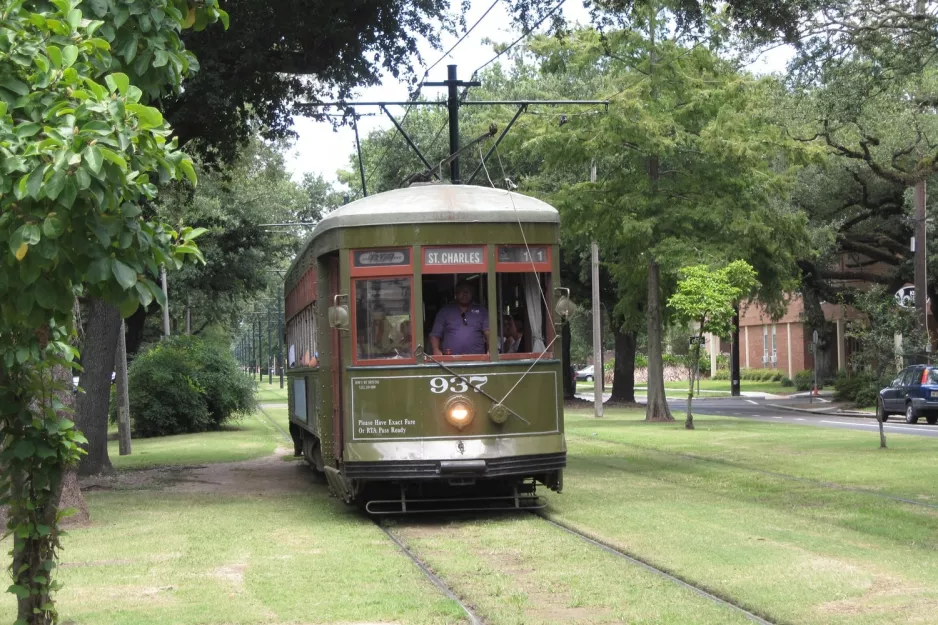 New Orleans linje 12 St. Charles Streetcar med motorvogn 937 på S. Carrollton Avenue (2010)