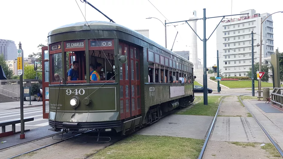 New Orleans linje 12 St. Charles Streetcar med motorvogn 940 ved Howard / Carondelet (2018)