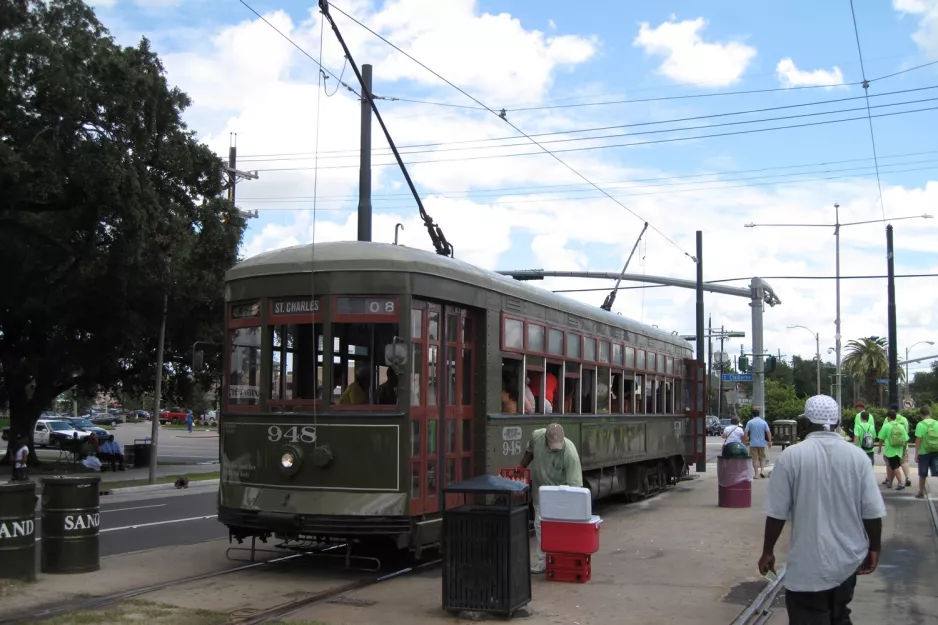 New Orleans linje 12 St. Charles Streetcar med motorvogn 948 ved Carrollton  S. Claiborne Avenue (2010)