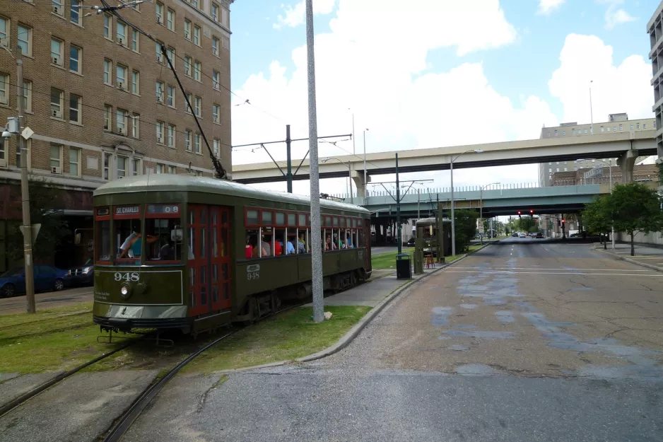 New Orleans linje 12 St. Charles Streetcar med motorvogn 948 ved St Charles at Lee Circle (2010)