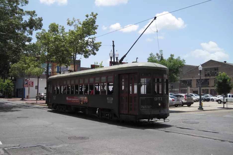 New Orleans linje 12 St. Charles Streetcar med motorvogn 951 på Loyola Avenue (2010)