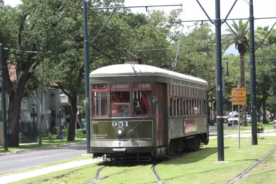 New Orleans linje 12 St. Charles Streetcar med motorvogn 951 ved S Claiborne (2010)