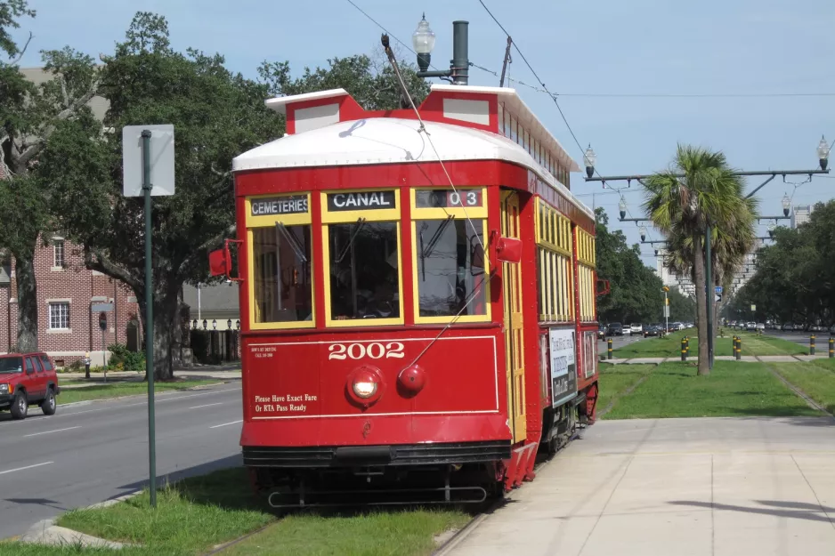 New Orleans linje 47 Canal Streetcar med motorvogn 2002 nær N Carrollton / Dumaine (2010)