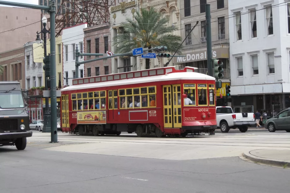 New Orleans linje 47 Canal Streetcar med motorvogn 2012 tæt på Canal / Baronne (2010)