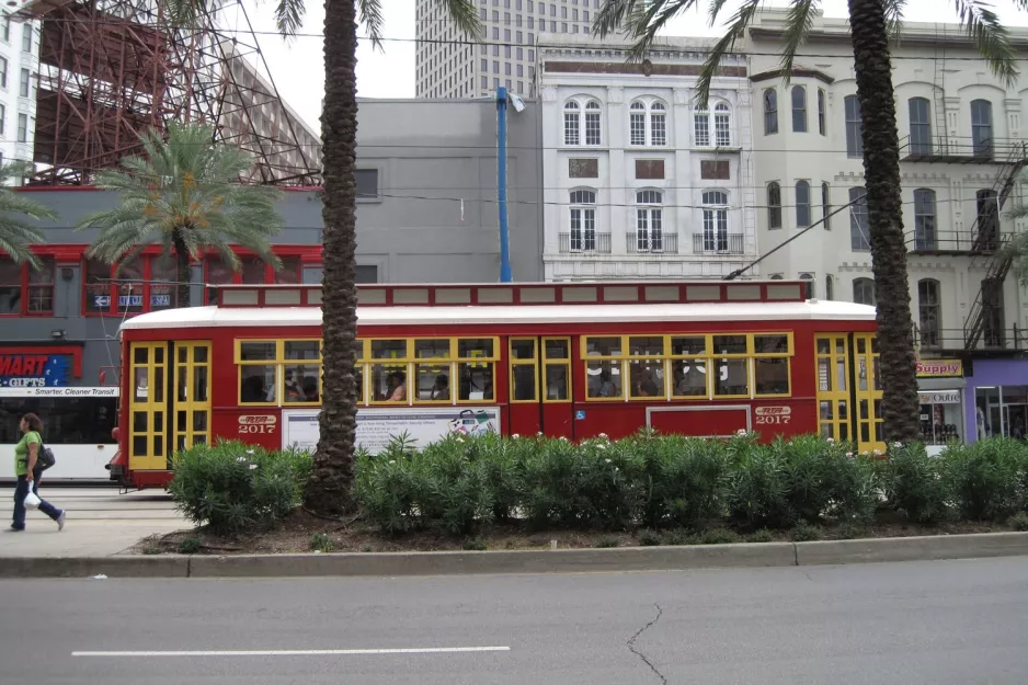 New Orleans linje 47 Canal Streetcar med motorvogn 2017 på Canal street (2010)
