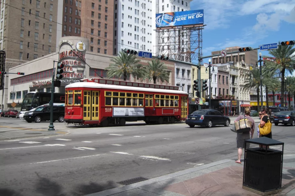 New Orleans linje 47 Canal Streetcar med motorvogn 2017 ved Canal / Baronne (2010)