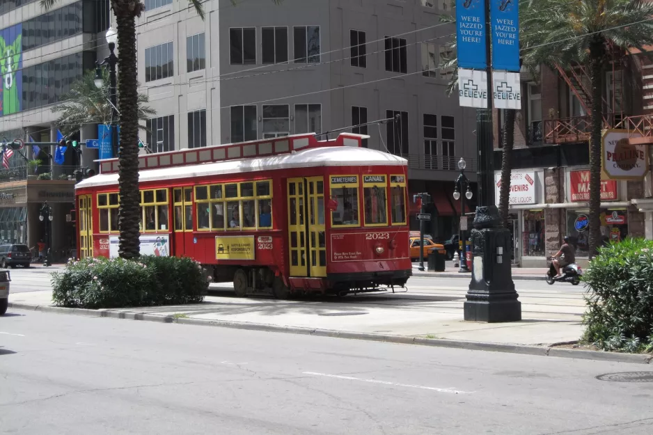 New Orleans linje 47 Canal Streetcar med motorvogn 2023 på Canal street (2010)