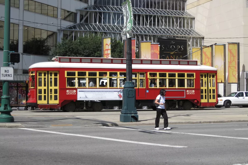 New Orleans linje 48 Canal Streetcar med motorvogn 2003 nær Canal / S Peters (2010)