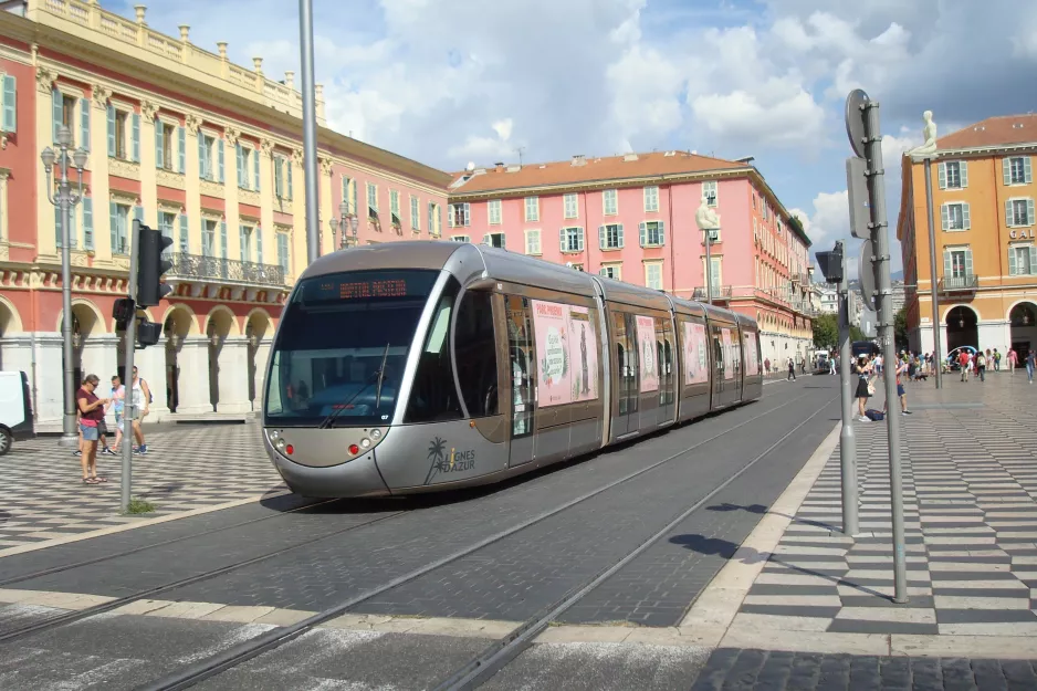 Nice sporvognslinje 1 med lavgulvsledvogn 007 på Place Masséna (2016)