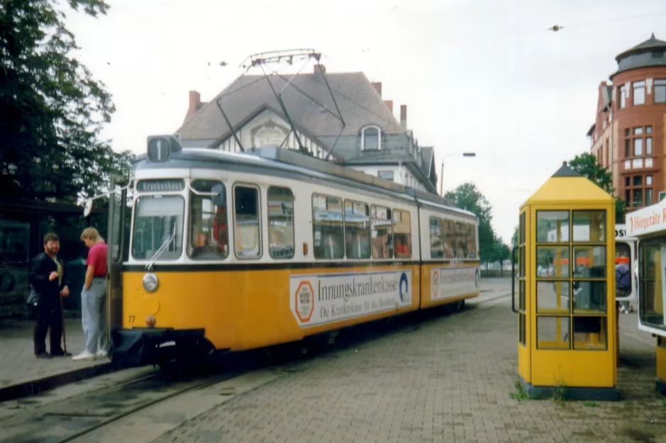 Nordhausen sporvognslinje 1 med ledvogn 77 ved Bahnhofsplatz (1993)