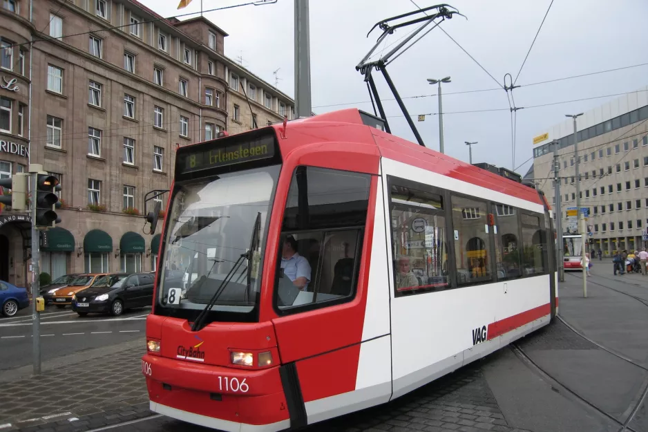 Nürnberg sporvognslinje 8 med lavgulvsledvogn 1106 ved Bahnhofplatz (2010)