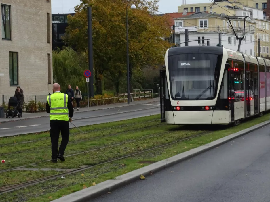 Odense lavgulvsledvogn 08 "Eventyret" tæt på Albani Torv (2023)